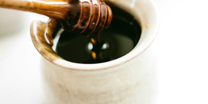 智能手机中框材质揭秘：从铝合金到钛金属，强度、重量与手感的平衡艺术